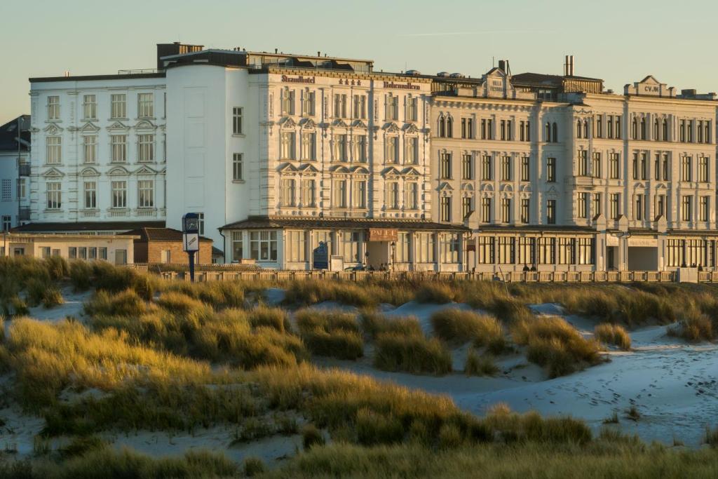 um grande edifício com neve em frente em Strandhotel Hohenzollern em Borkum