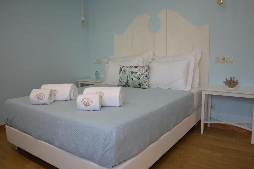 a bedroom with a large bed with white sheets and pillows at Domus Graciosa in Ponte de Lima