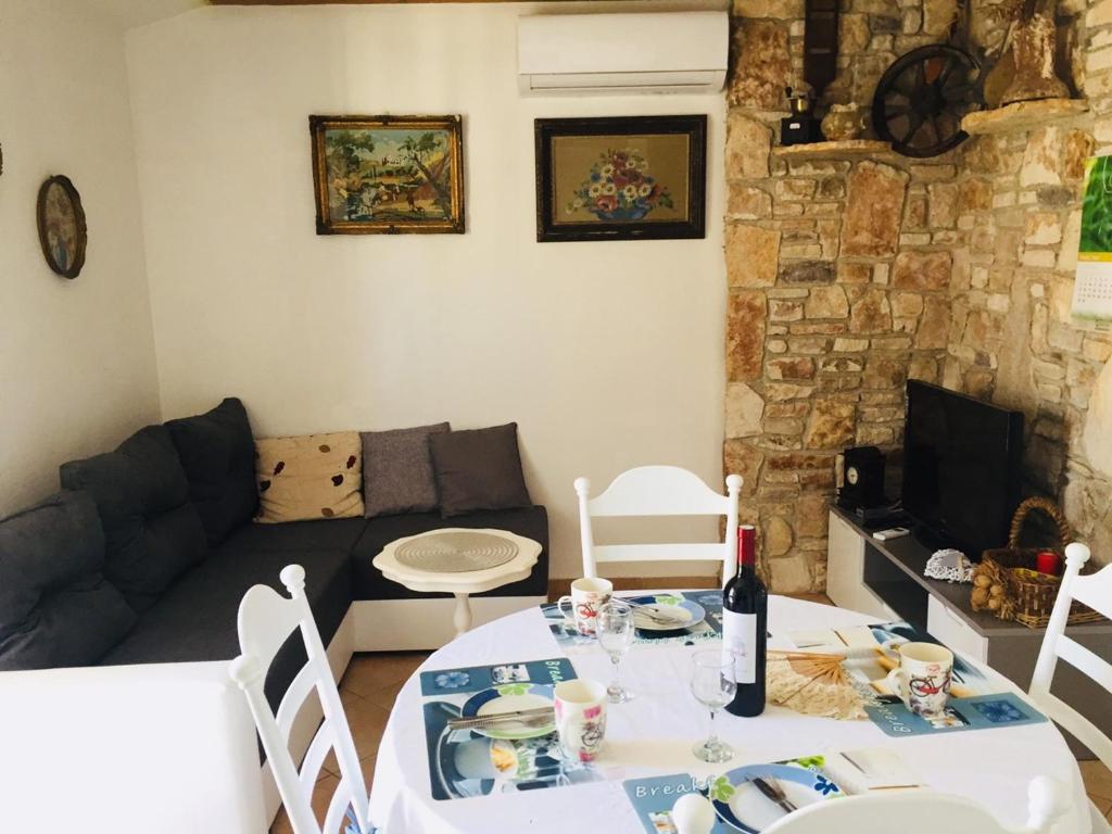 un soggiorno con tavolo e divano di Apartment Josipa a Premantura