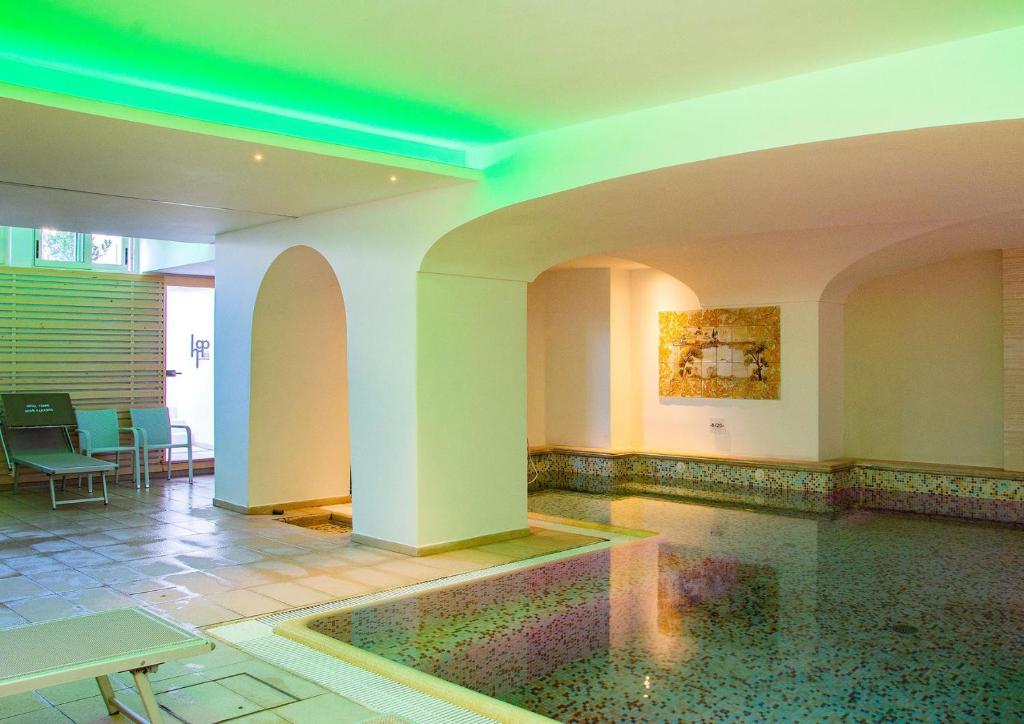Bazén v ubytování Hotel Gran Paradiso nebo v jeho okolí