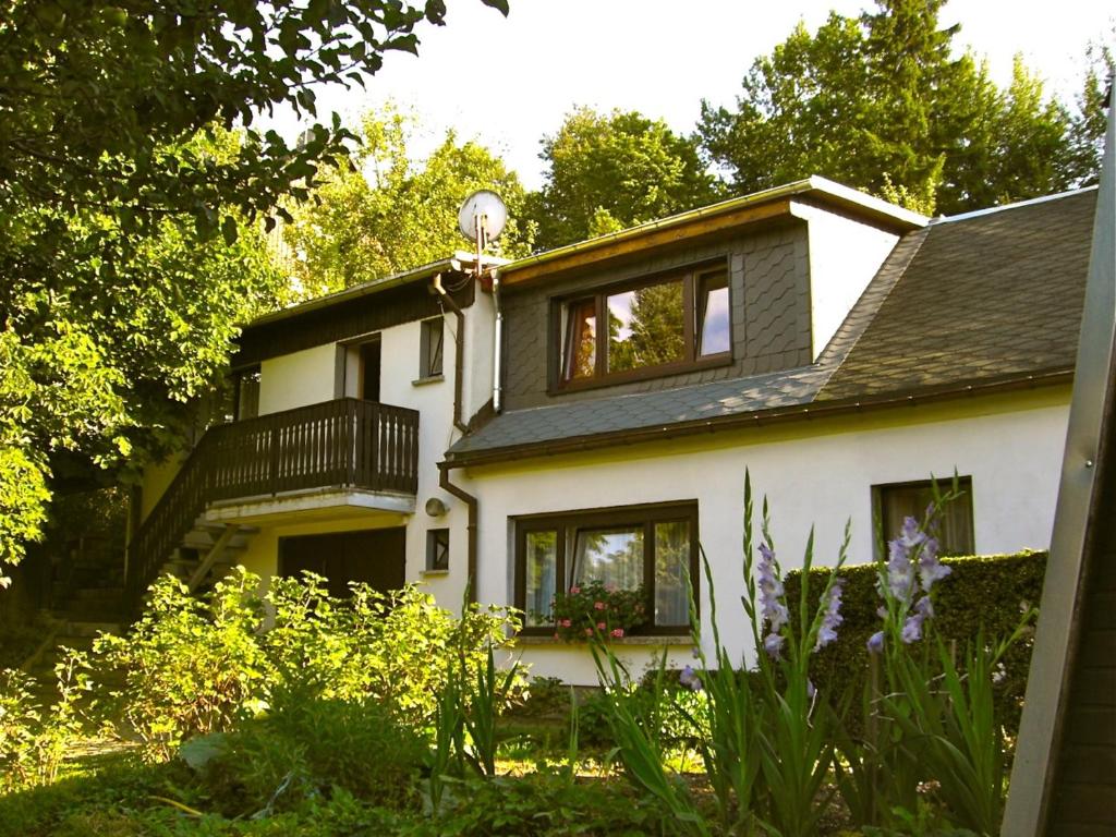 Casa bianca con finestre e balcone di Pension Hänsel a Ehrenberg