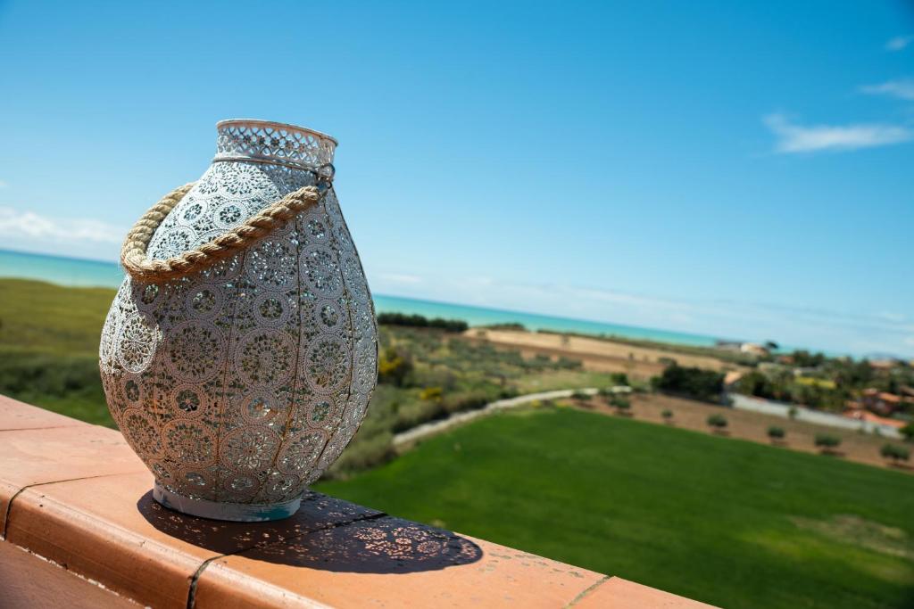 un vaso seduto sopra un muro di Attico Panoramico Agrigento a Agrigento