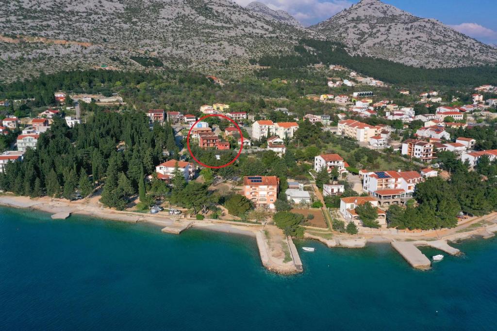 uma vista aérea de uma pequena ilha na água em VILLA TERRACOTTA STUDIO 1 em Starigrad-Paklenica