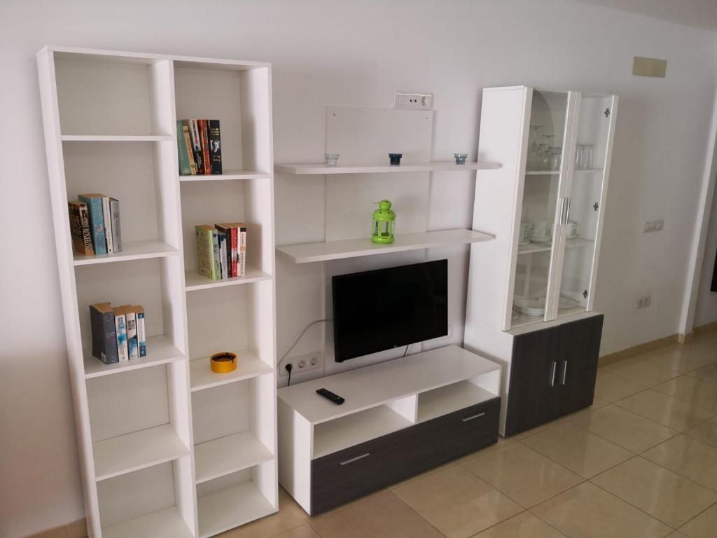 TV a/nebo společenská místnost v ubytování PLAYA LAS AMERICAS PARAISO ROYAL