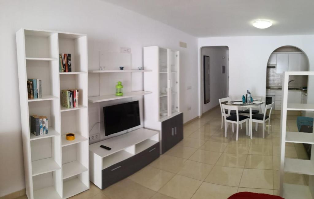 TV a/nebo společenská místnost v ubytování PLAYA LAS AMERICAS PARAISO ROYAL