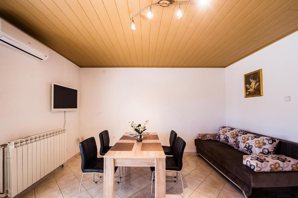 Posedenie v ubytovaní APARTMANI Mila