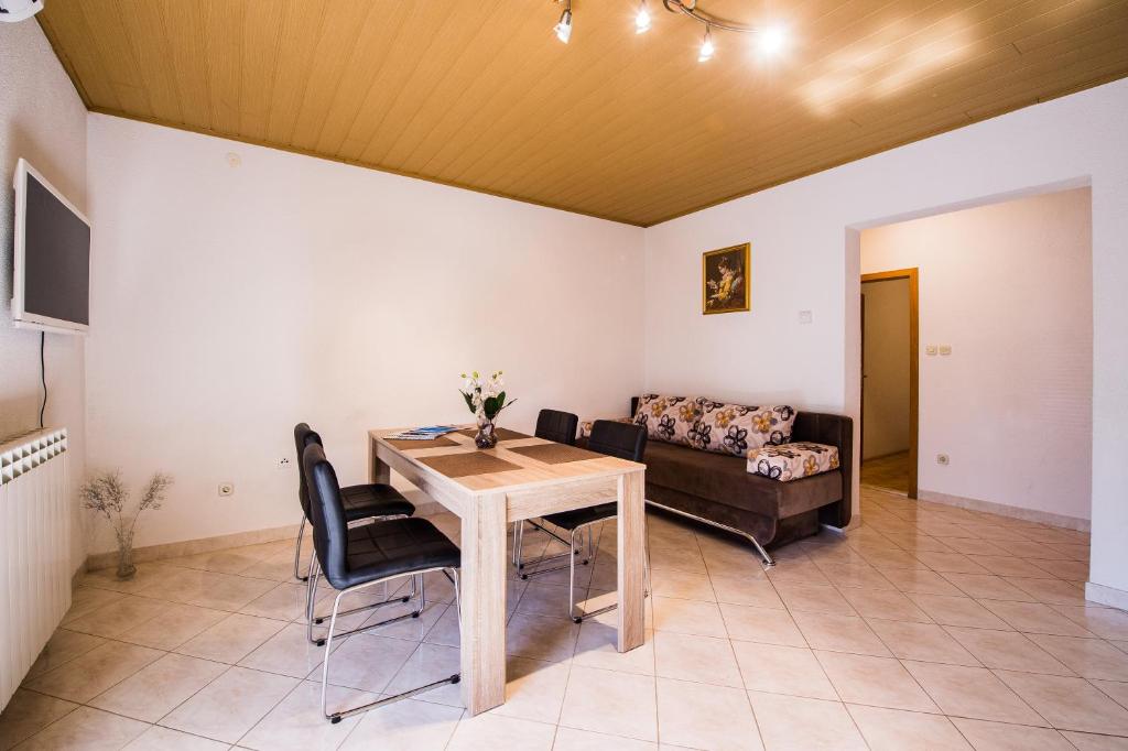 Televízia a/alebo spoločenská miestnosť v ubytovaní APARTMANI Mila