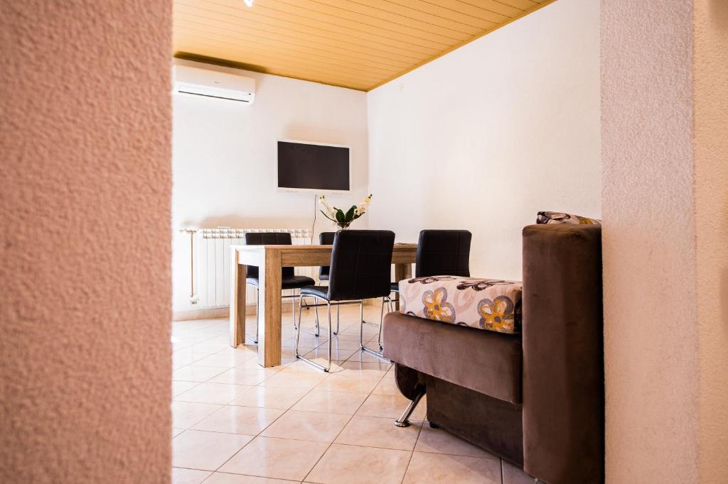 Televízia a/alebo spoločenská miestnosť v ubytovaní APARTMANI Mila