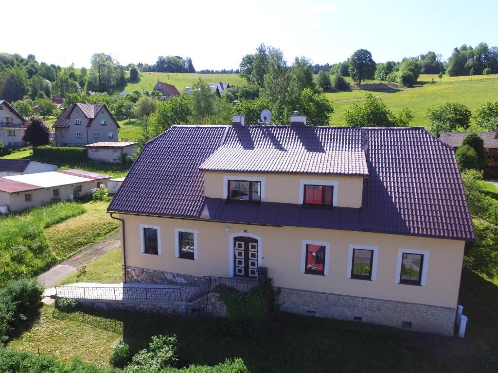 une vue aérienne sur une maison blanche avec un toit dans l'établissement chata Barbucha, à Rokytnice nad Jizerou