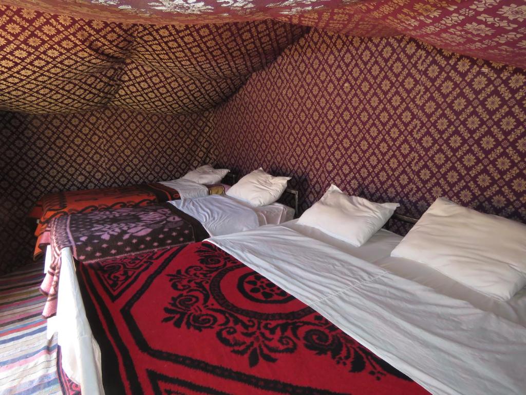 Letto o letti in una camera di Chegaga Berber Camps