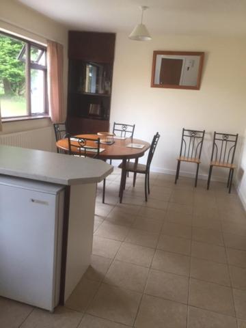 cocina y comedor con mesa y sillas en Foyleview Cottage, Moville, en Moville