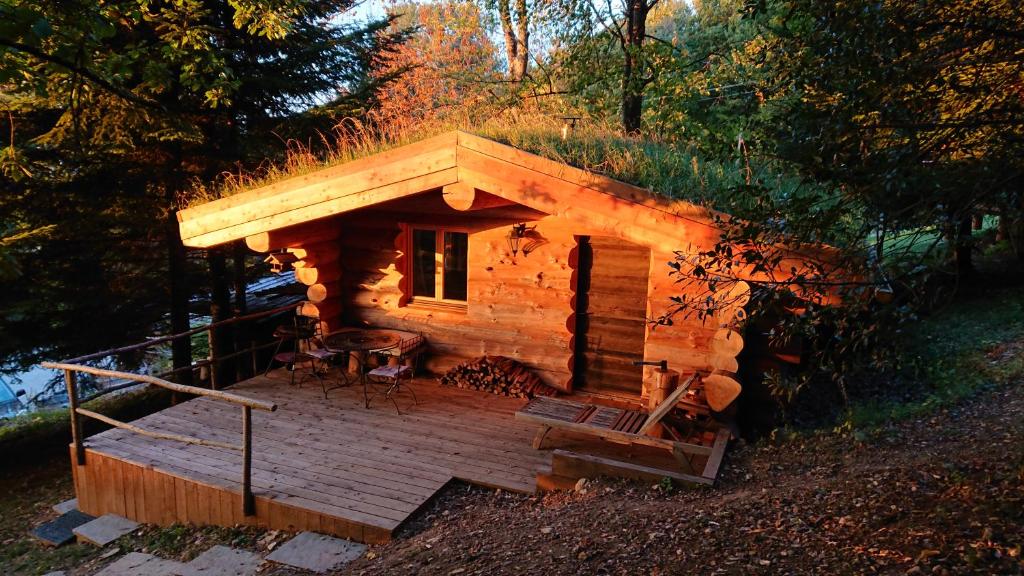 Cabaña de madera con porche y mesa en Les Cabanes Du Saleve en Collonges-sous-Salève