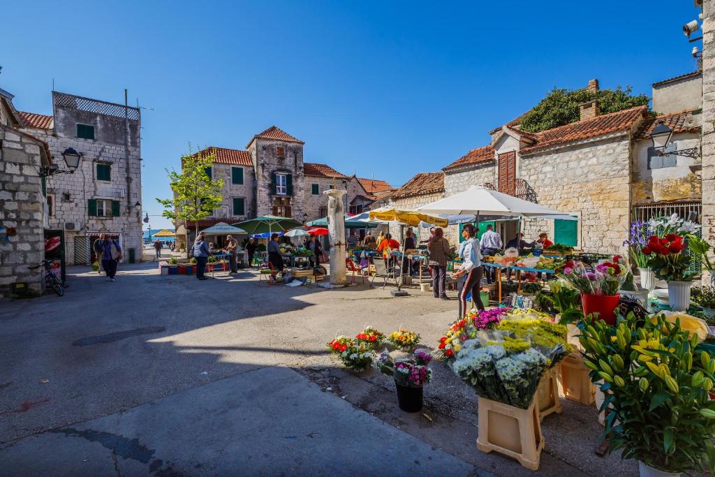 una via con un mercato di fiori ed edifici di Town Square Cippico Apartment a Kaštela (Castelli)