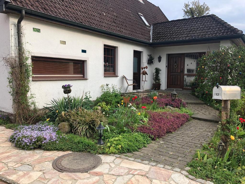 a house with a garden in front of it at Ferienwohnung Basthorst in Basthorst