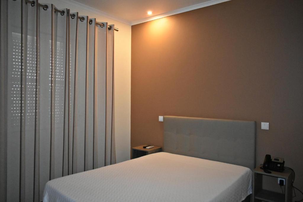 布朗庫堡的住宿－Horta D'Alva，卧室配有白色的床和窗帘