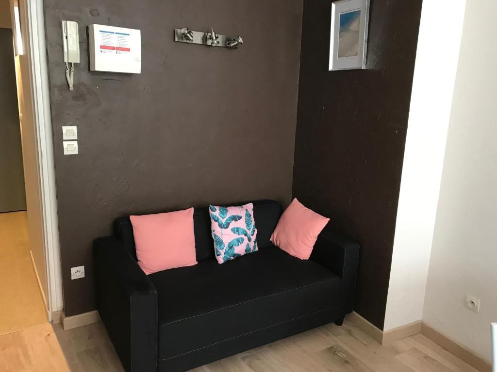 T3 en vieille ville 2adult 2 enfants parking gratuit - by La Source d'OrFée - Two-Bedroom Apartment