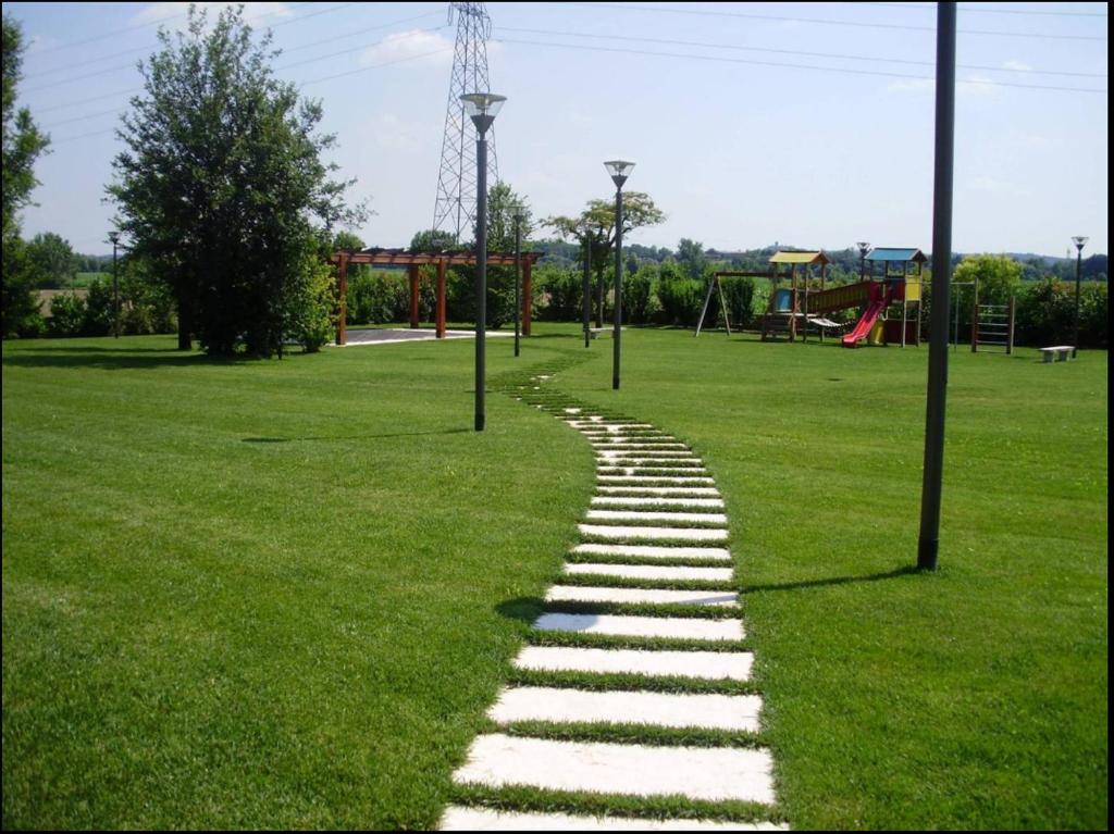 Vonkajšia záhrada v ubytovaní 100% DESIGN