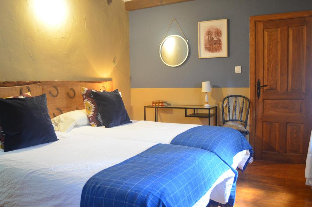 A bed or beds in a room at Hostal Refugio De Gredos