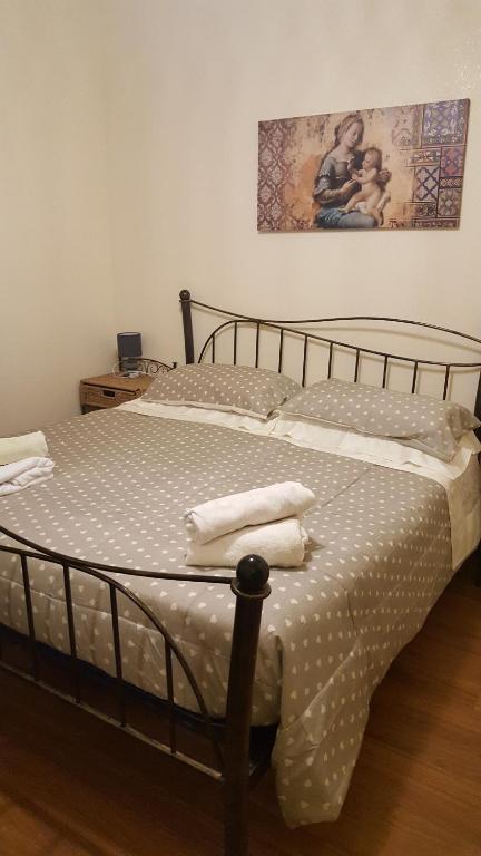 サンタ・テレーザ・ガッルーラにあるDa Adriana Guesthouseのベッドルーム(白いシーツを使用した大型ベッド1台付)