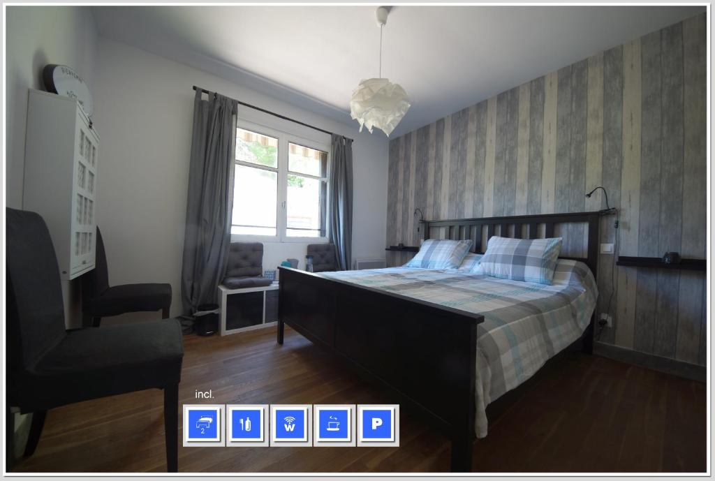 ein Schlafzimmer mit einem Bett und einem Stuhl darin in der Unterkunft Chez Flo et Marc in Chouzy-sur-Cisse