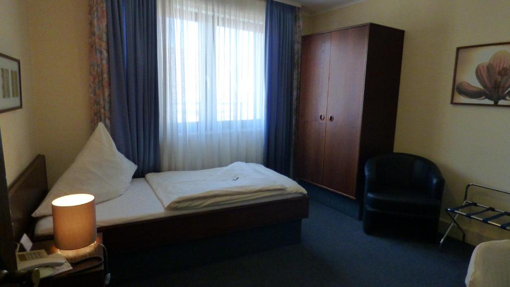 Central Hotel - Single Room