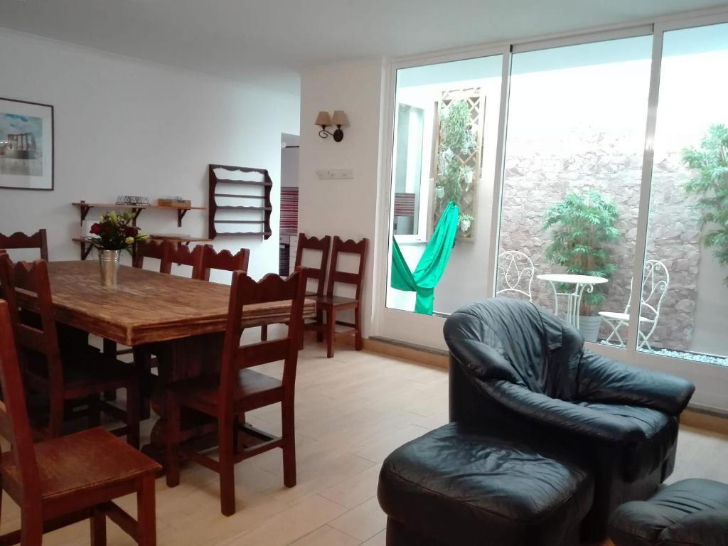 a dining room with a table and chairs at Guesthouse Alentejo in Évora