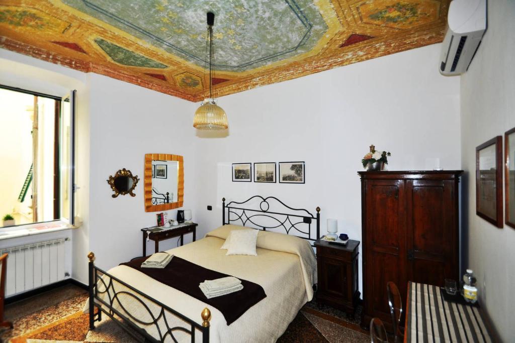 um quarto com uma cama e um tecto em caixote em B&B I RIVI em Gênova