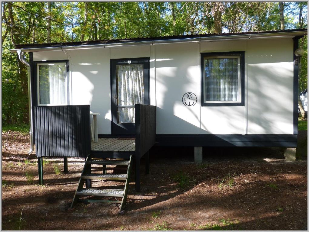 DDR Bungalow direkt am Strand auf Rügen - Bungalow 12 Sur La Plage