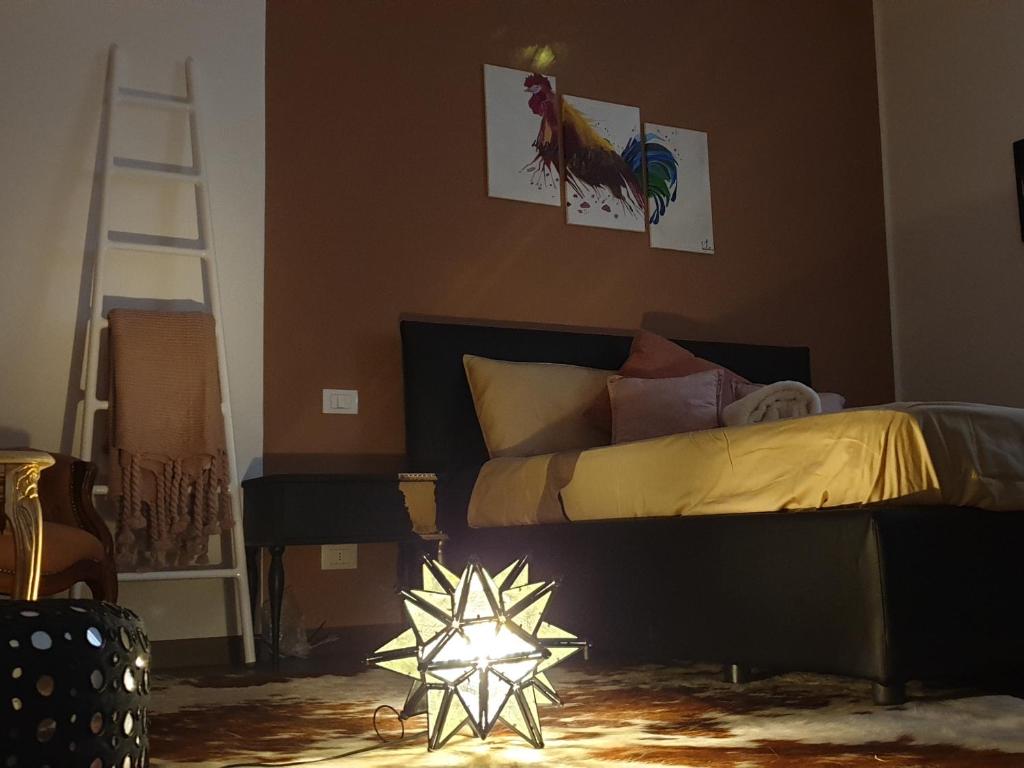 um quarto com uma cama, uma escada e luzes em La petite maison em Treviso
