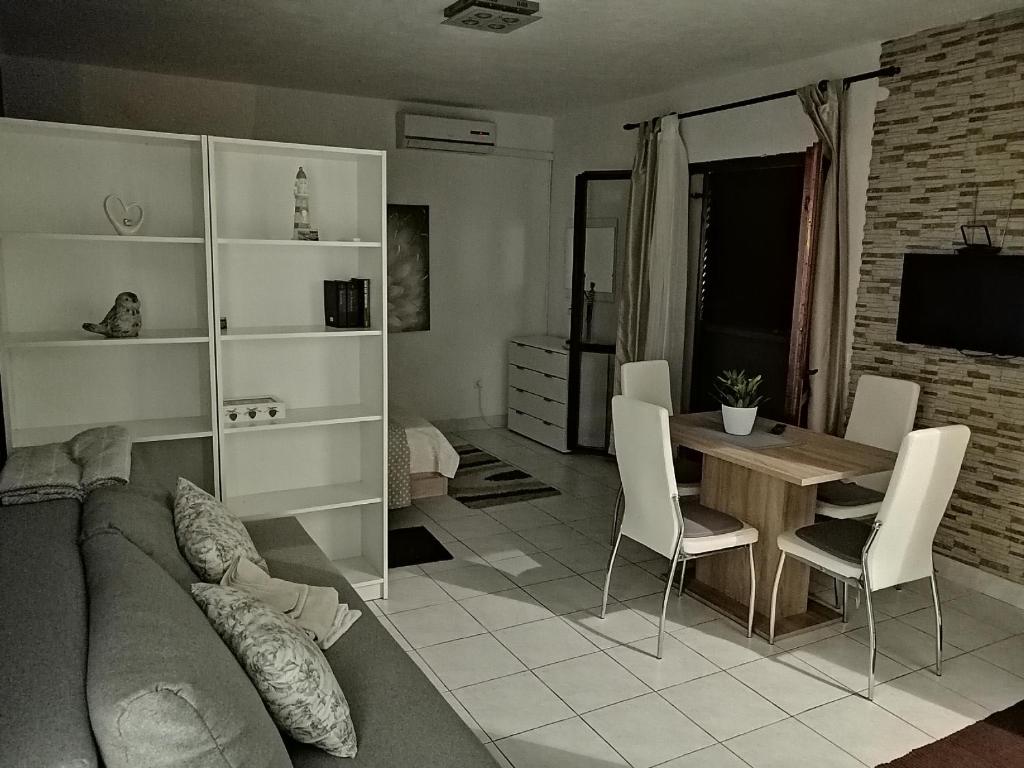 Telewizja i/lub zestaw kina domowego w obiekcie Seaview Holiday Apartments, Ventura Nin