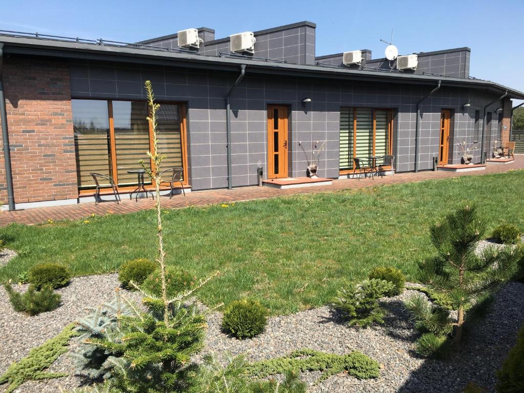 une maison avec un jardin en face dans l'établissement NK apartments, à Druskininkai