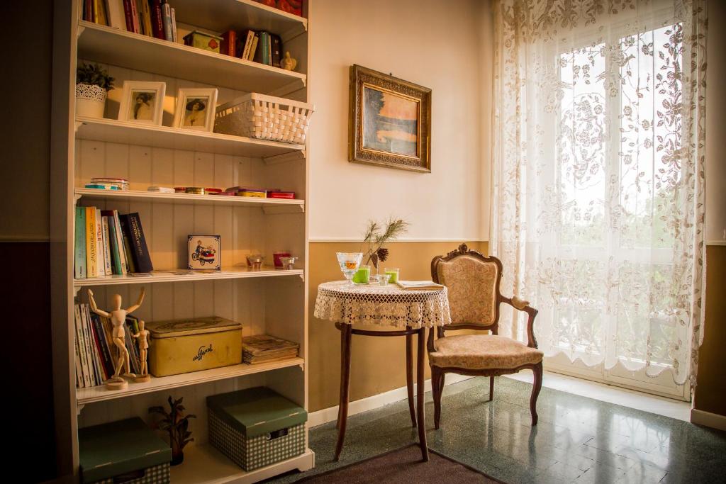 Monte LibrettiにあるB&B I Due Gelsiのテーブルと椅子、本棚付きの部屋