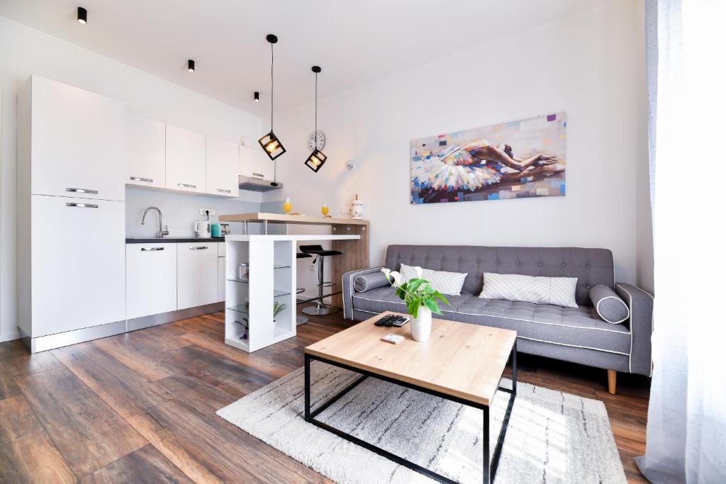 ein Wohnzimmer mit einem Sofa und einem Tisch in der Unterkunft Serenity Apartment in Zadar