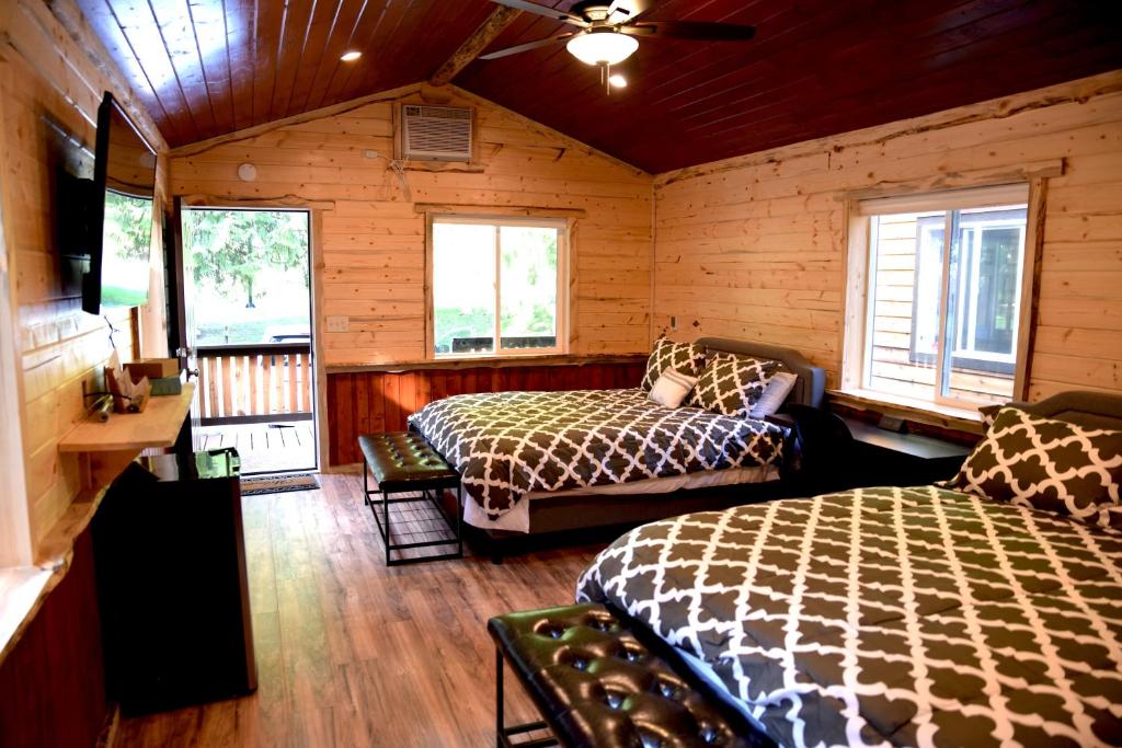 Un pat sau paturi într-o cameră la Gateway Inn & Cabins