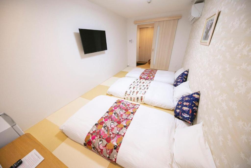 Postel nebo postele na pokoji v ubytování Dotonbori Shinsaibashi Hotel