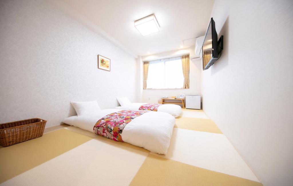 Postel nebo postele na pokoji v ubytování Dotonbori Shinsaibashi Hotel