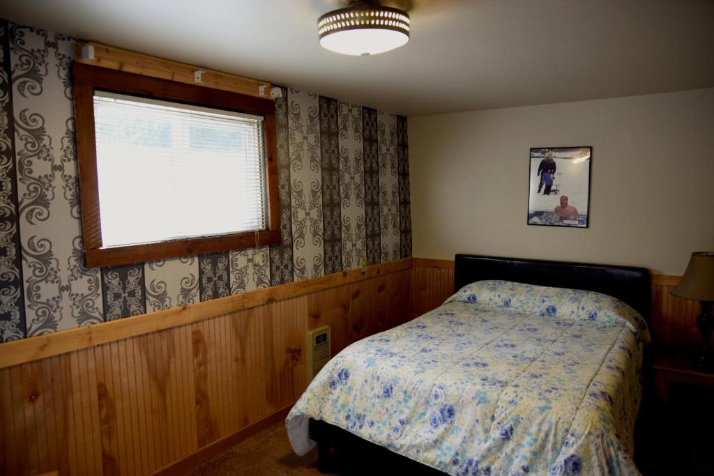 Postel nebo postele na pokoji v ubytování Gateway Inn & Cabins