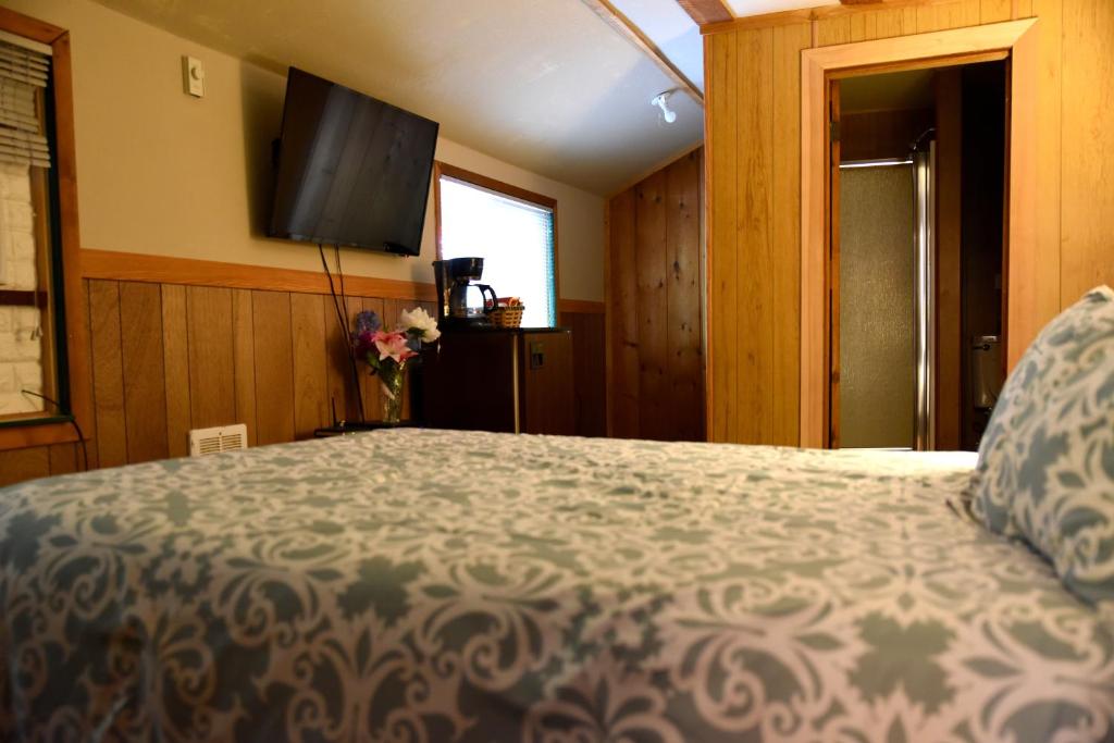 Postel nebo postele na pokoji v ubytování Gateway Inn & Cabins