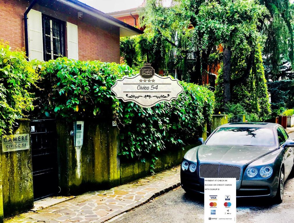 サッスオーロにあるCivico 54 Sassuoloの家の前に停車した青い車