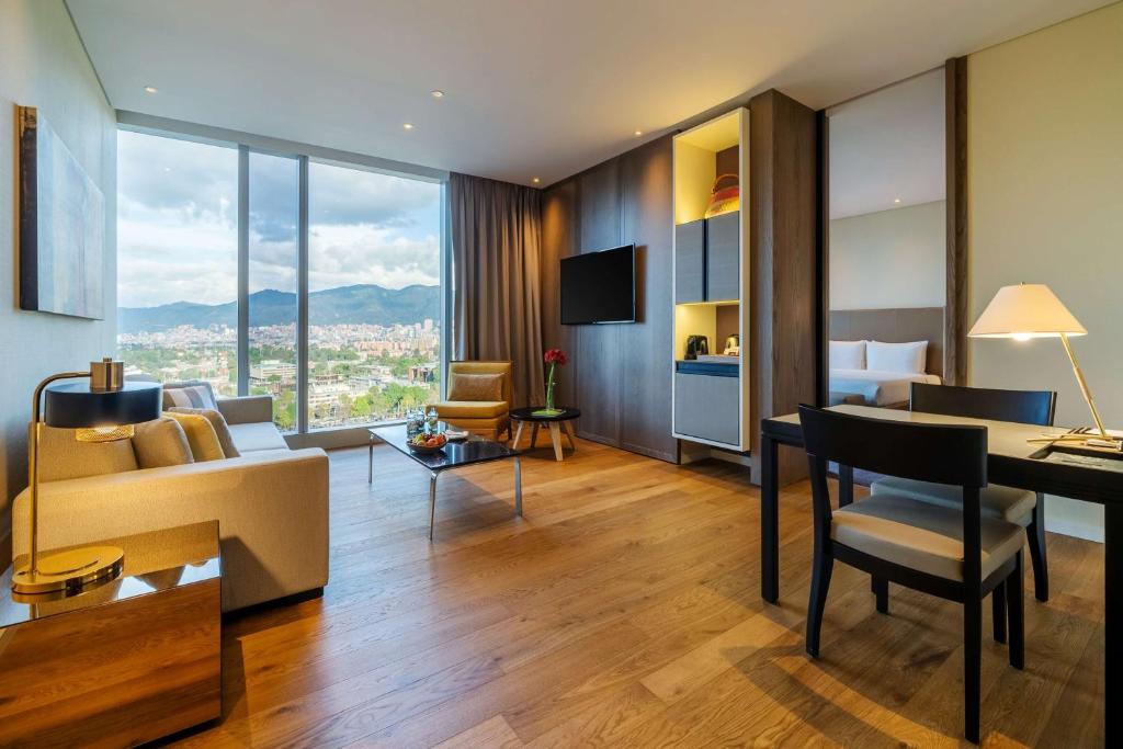 Nespecifikovaný výhled na hory nebo výhled na hory při pohledu z hotelu
