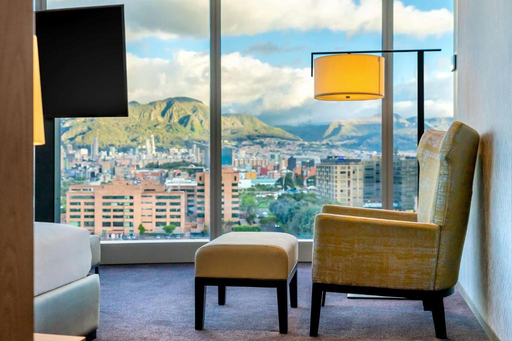 Nespecifikovaný výhled na hory nebo výhled na hory při pohledu z hotelu