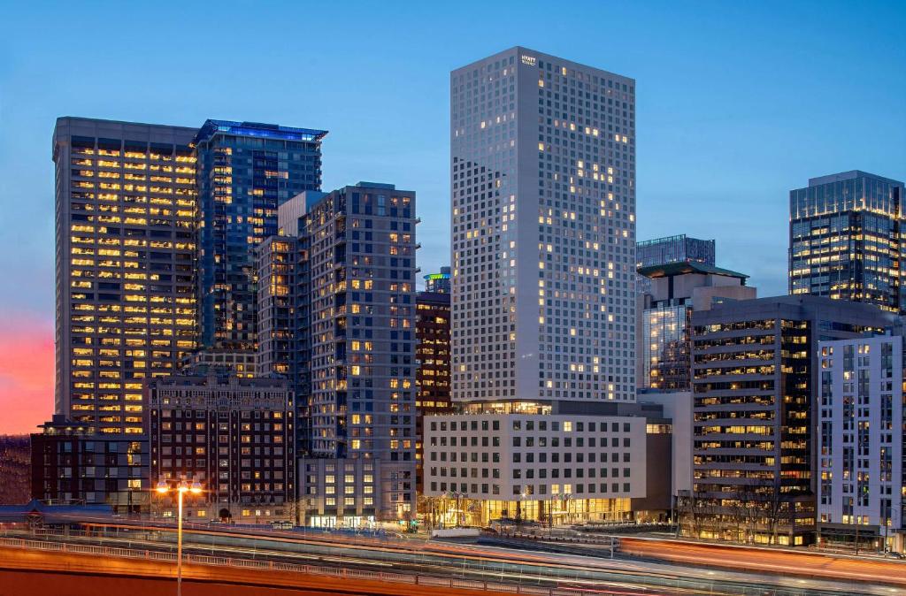 un profilo della città con edifici alti di notte di Hyatt Regency Seattle a Seattle