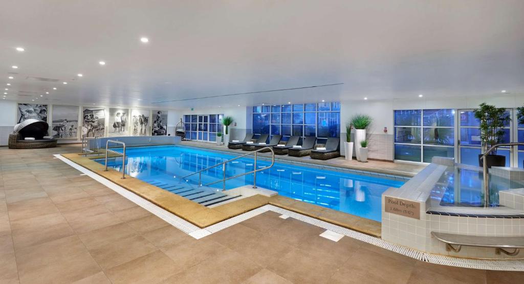 uma grande piscina num grande edifício em Hyatt Regency Birmingham em Birmingham
