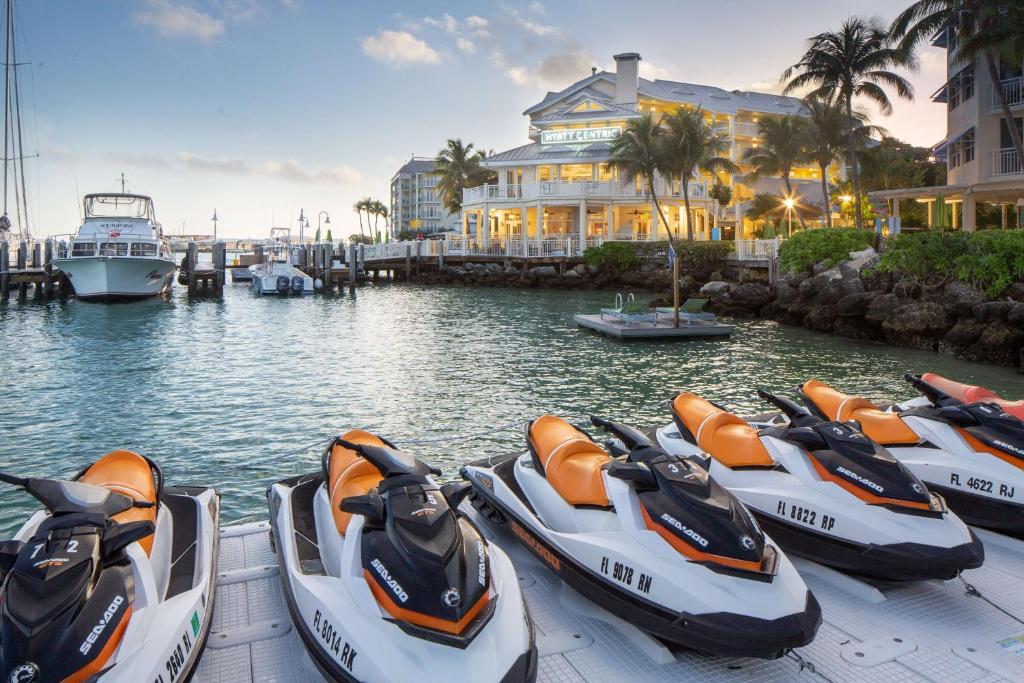 eine Gruppe von Booten, die in einem Yachthafen geparkt sind in der Unterkunft Hyatt Centric Key West Resort & Spa in Key West