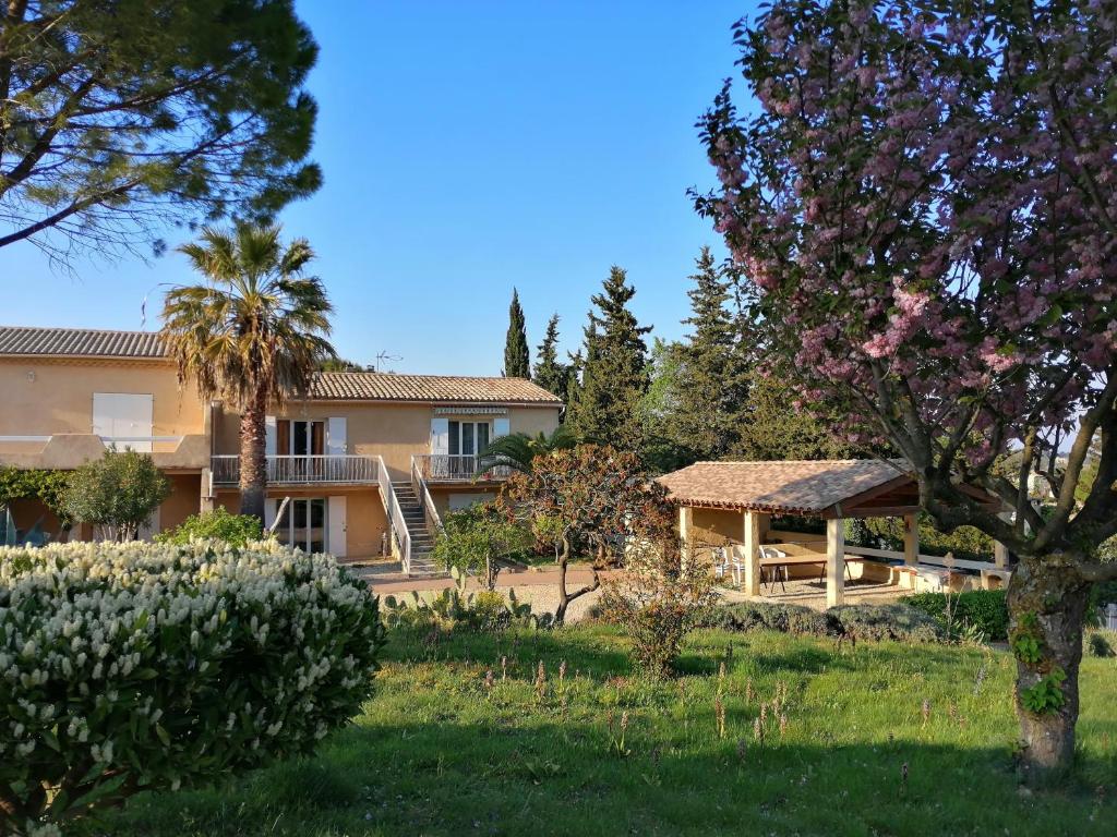 Gartenblick in der Unterkunft LES 3 HIRONDELLES in Pont-Saint-Esprit