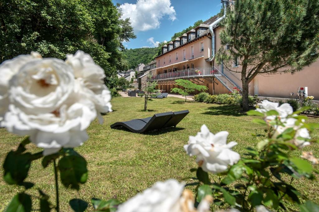 Zahrada ubytování Logis Hôtel Restaurant Les 2 Rives - A75, en bordure de rivière