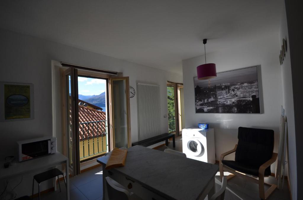 salon ze stołem i balkonem w obiekcie Varennahouse w mieście Varenna