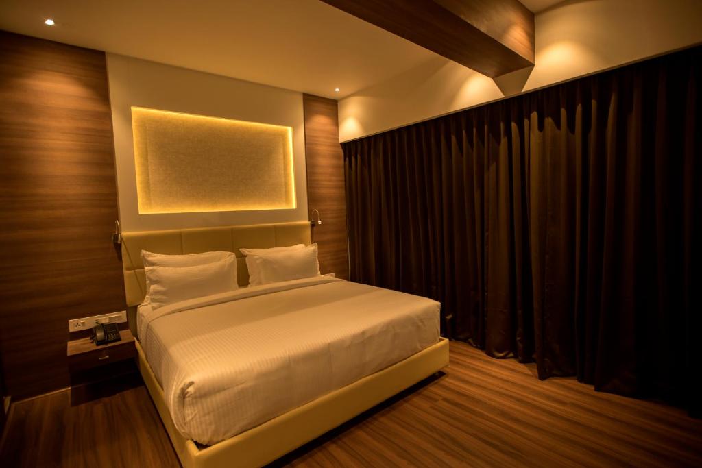 Postel nebo postele na pokoji v ubytování S Hotels Chennai