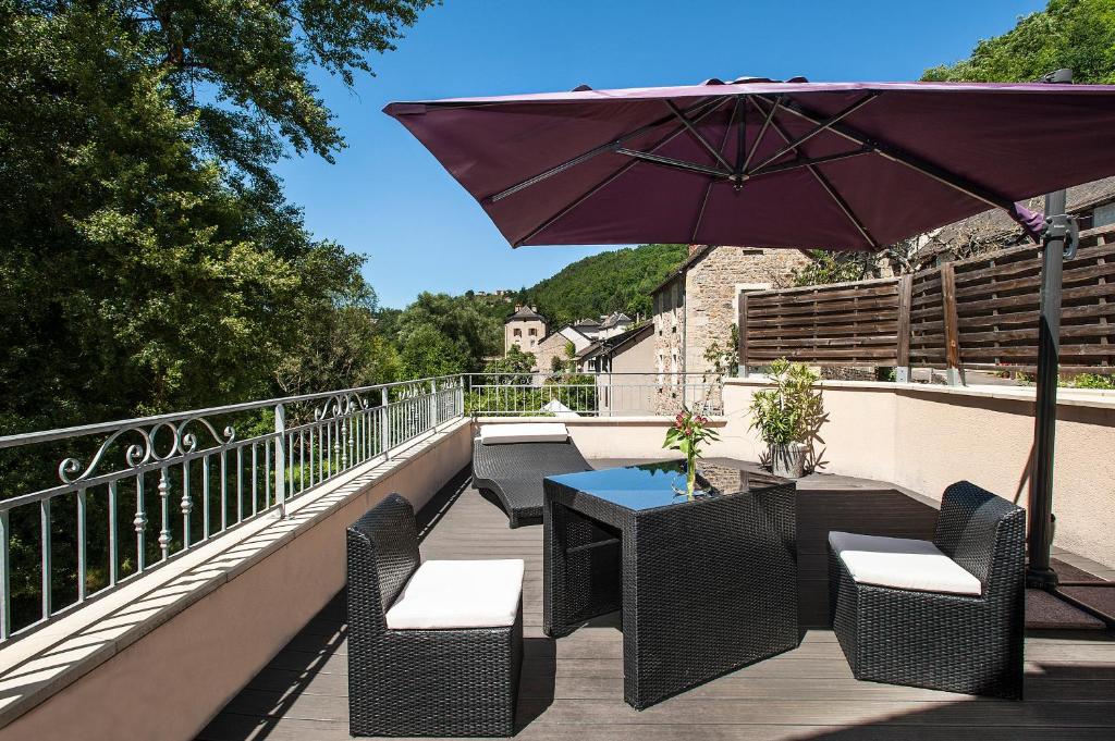 Balkón nebo terasa v ubytování Logis Hôtel Restaurant Les 2 Rives - A75, en bordure de rivière