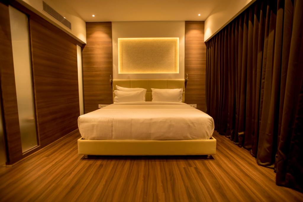 Postel nebo postele na pokoji v ubytování S Hotels Chennai